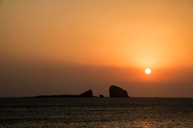 Um belo nascer do sol na ilha de Jeju, Coréia