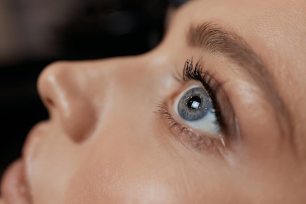 Um belo olhar perspicaz nos olhos de uma mulher. close-up tiro.