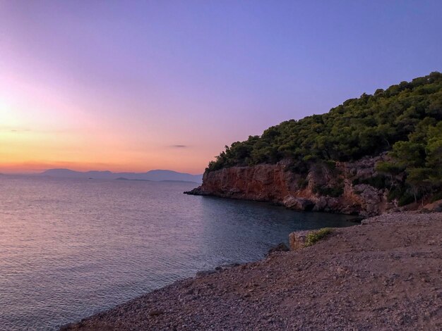 Foto um belo pôr-do-sol à beira-mar da grécia