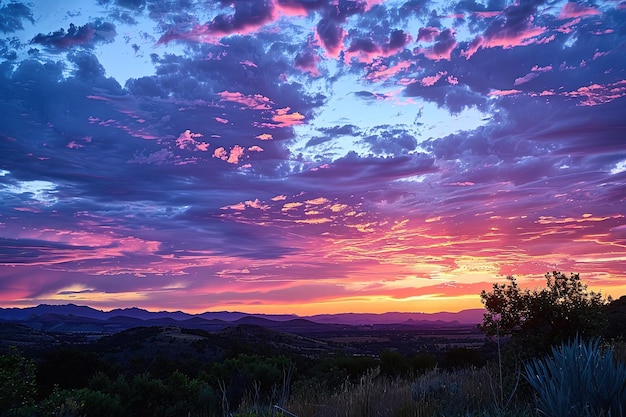 Um belo pôr-do-sol com nuvens e montanhas ao fundo