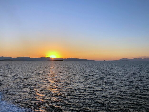 Foto um belo pôr-do-sol dourado na praia da grécia