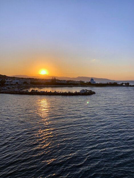 Foto um belo pôr-do-sol dourado na praia da grécia