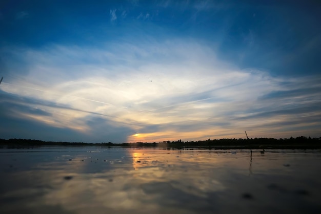 Um belo pôr-do-sol na margem do lago à noite