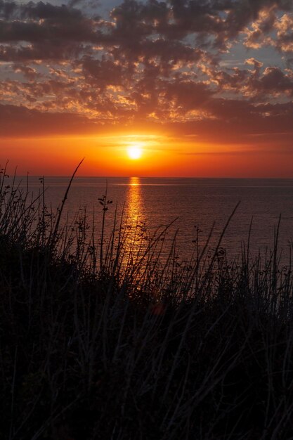 Um belo pôr do sol na praia de Chipre