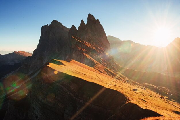 Um belo pôr-do-sol nas majestosas montanhas dolomíticas de Seceda, na Itália