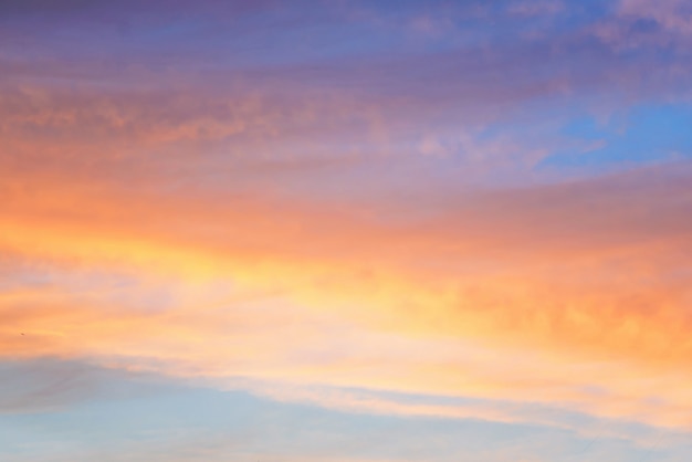 Um belo pôr do sol no céu