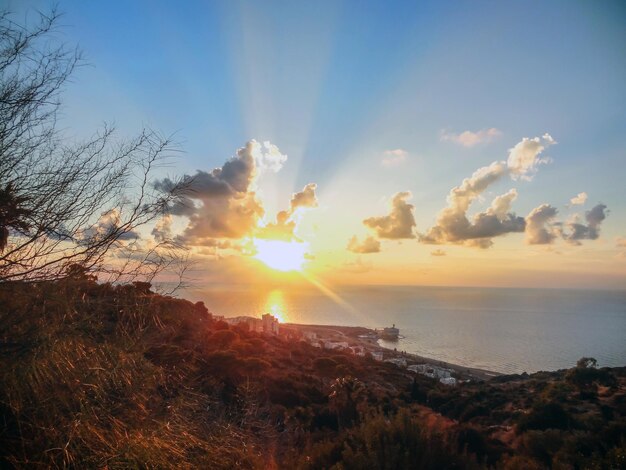 Um belo pôr-do-sol no mar ao anoitecer.