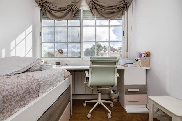Um belo quarto de jovens mobiliado em branco