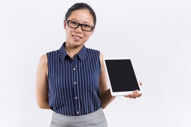 Um belo retrato de mulher A mulher de negócios da Ásia está usando novas tecnologias e encontrando algumas informações para seu trabalho A empresária encantadora se sente feliz e gosta de seu trabalho Mulher linda fica no escritório