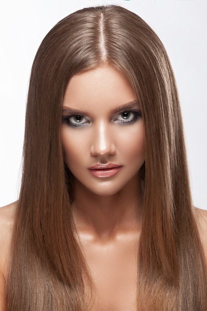 Um belo retrato grande de uma menina com uma cor de cabelo vermelho, lábios vermelhos em peles cor de vinho. Pele limpa, cabelo saudável, filmado em estúdio.