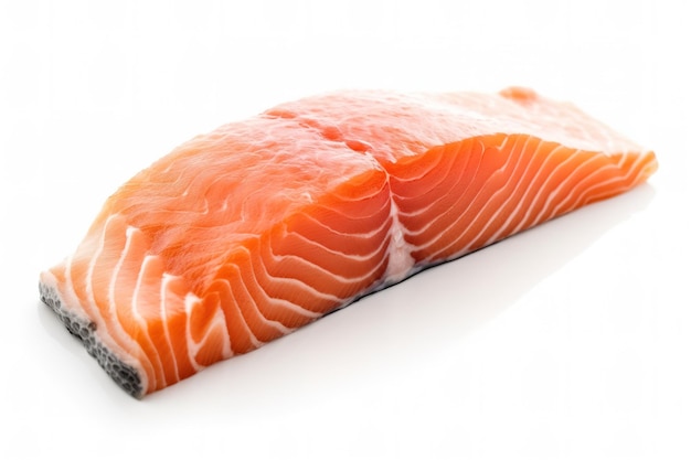 Um bife de salmão é mostrado em um fundo branco.