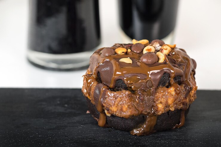 Foto um biscoito coberto de chocolate com chocolate e nozes em cima