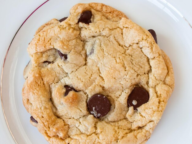 Um biscoito de chocolate caseiro.