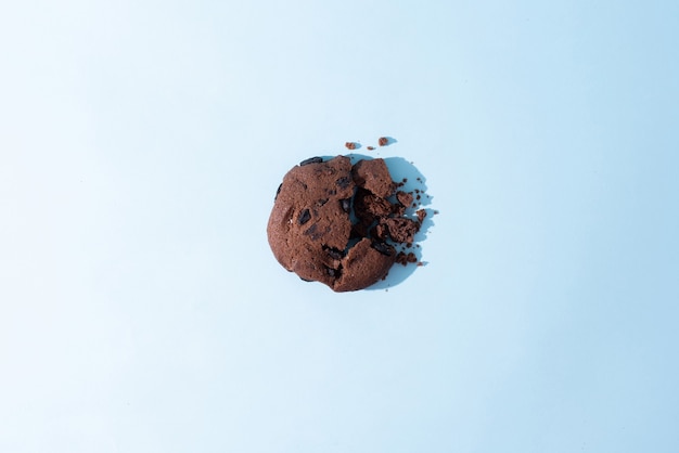 Um biscoito de chocolate quebrado, vista de cima