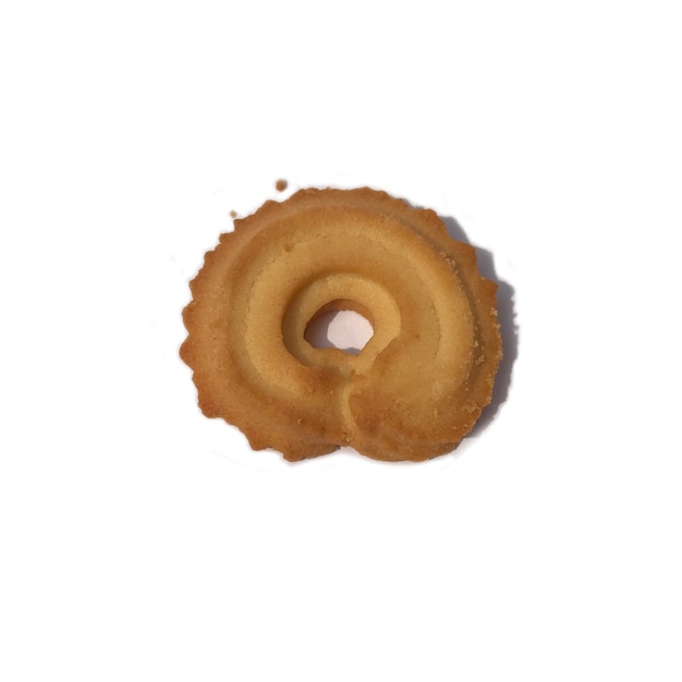 Um biscoito de cor castanha isolado em um fundo branco