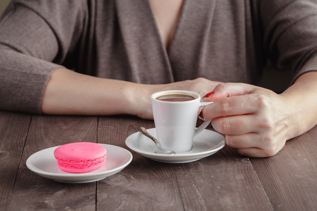 Um biscoito e café