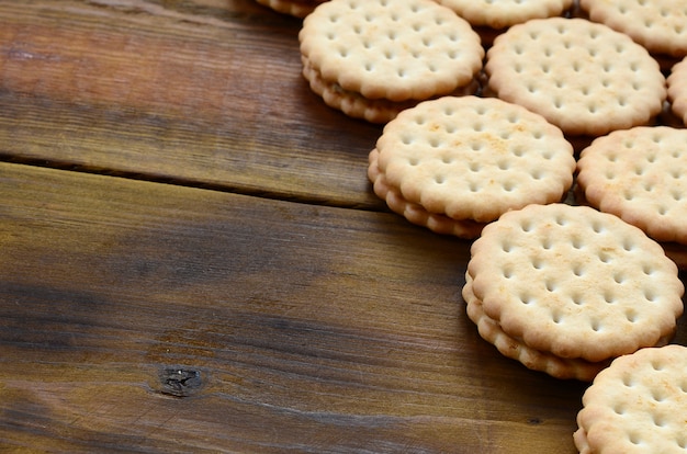 Um biscoito recheado redondo com recheio de coco está em grandes quantidades