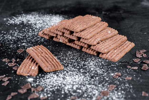 Um biscoitos no fundo preto