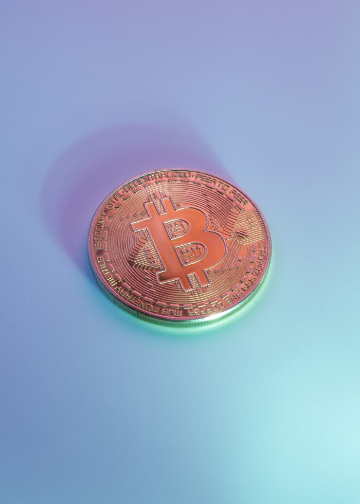 Foto um bitcoin dourado isolado em um plano de fundo azul com espaço de cópia