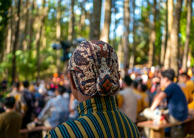 Um Blangkon colorido, um capacete tradicional javanês usado por homens e feito de tecido batik