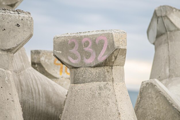 Um bloco de concreto com o número 382 nele