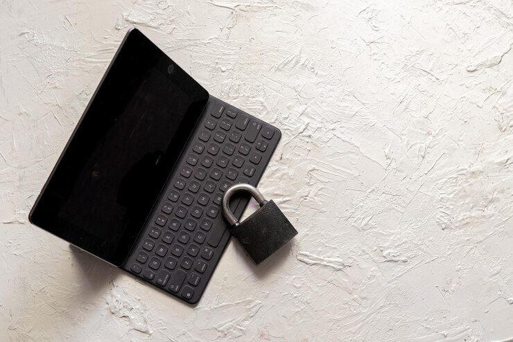Foto um bloqueio com uma rede de gadgets e conceitos de segurança de dados pessoais