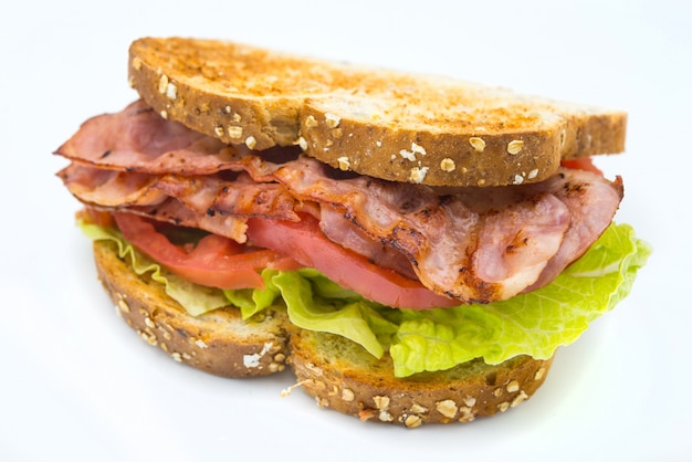 Um BLT é um tipo de sanduíche, nomeado pelas iniciais de seus ingredientes principais, bacon, alface e tomate