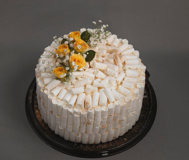 Um bolo com glacê branco e flores