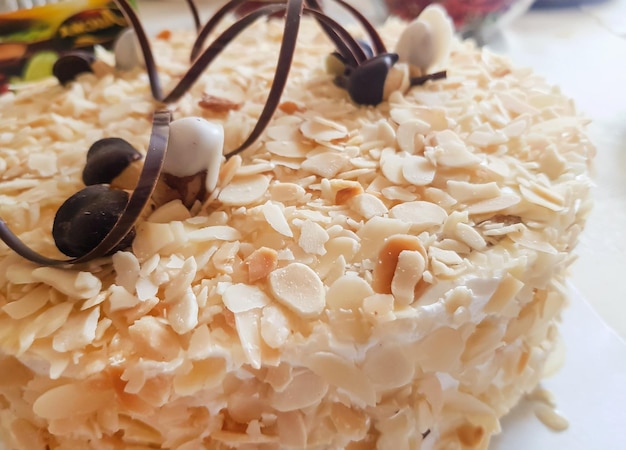 Um bolo de amêndoa redondo inteiro decorado com listras de chocolate e nozes comida doce sobremesa doce fundo alimentar closeup