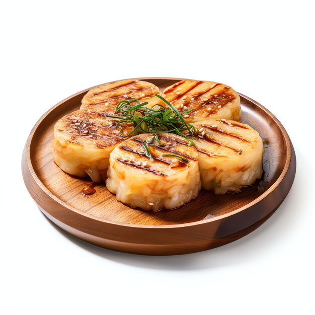 um bolo de arroz Songpyeon em mesa de madeira estúdio de comida coreana luz isolada em fundo branco