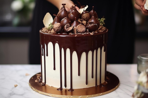um bolo de chocolate com chocolate em cima e chocolates em baixo.