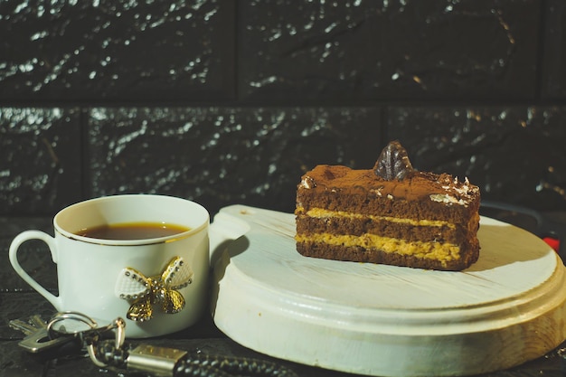 Um bolo de chocolate decorado com uma baga em um fundo escuro