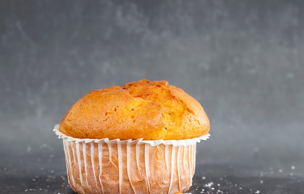 Um bolo de trigo simples e delicioso complementado por um fundo rústico de madeira