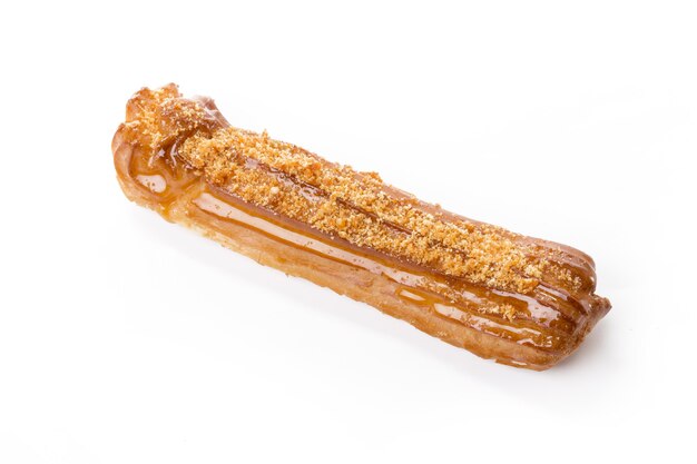 Um bolo éclair isolado de perto