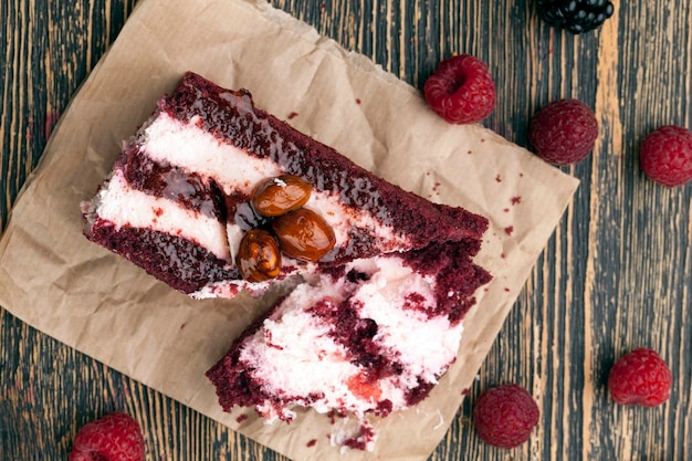 Um bolo feito de bolos vermelhos com sabor a baga