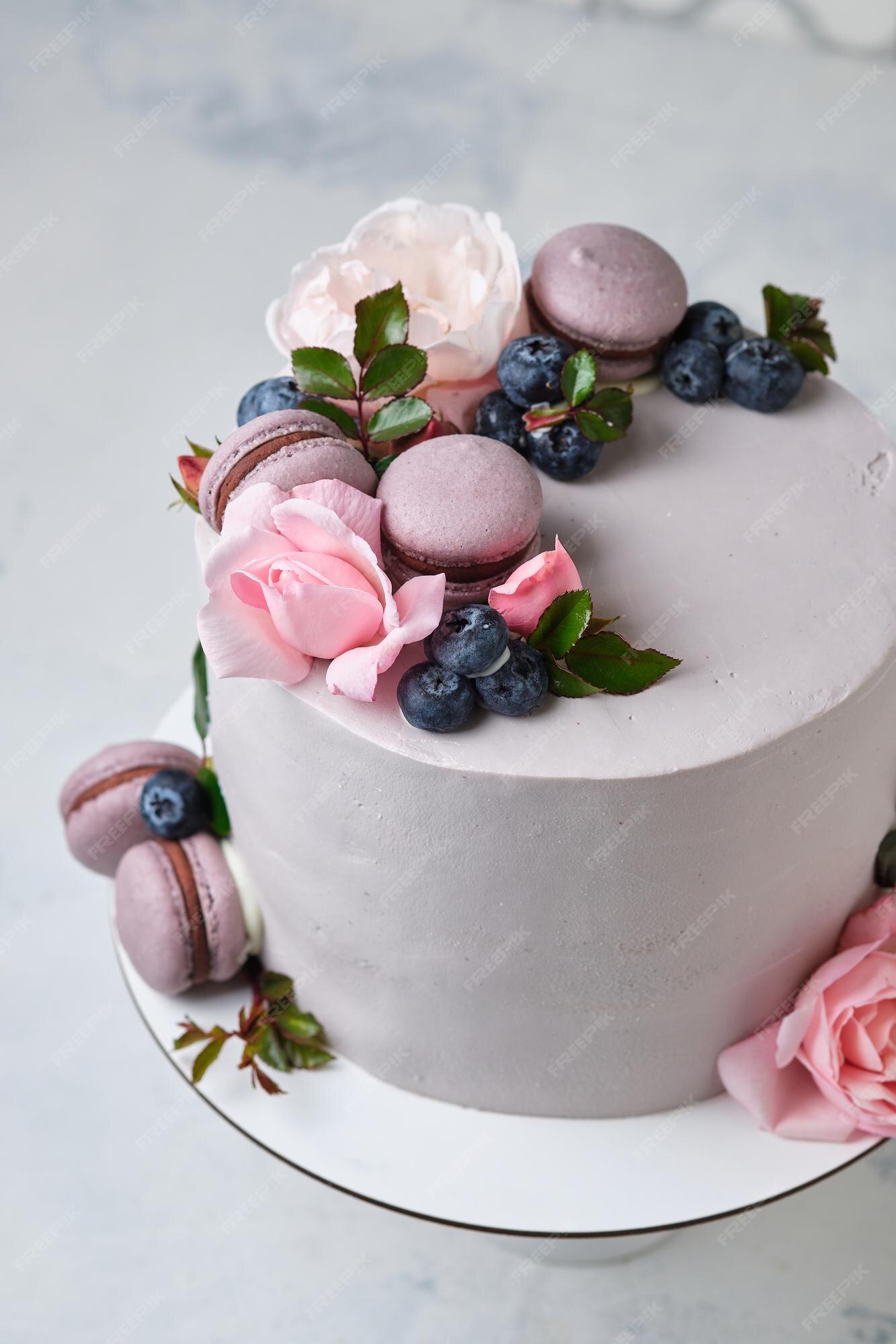 Bolos nus bonitos decorados com macaron e flor rosa em fundo de