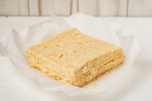 Um bolo napoleão inteiro Bolo caseiro vegetariano em um fundo branco