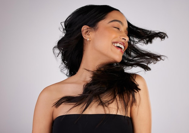 Um bom dia de cabelo é um bom dia de você foto de estúdio de uma jovem balançando o cabelo em pé contra um fundo cinza