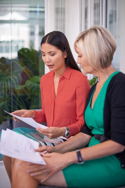 Um bom planejamento é a base do sucesso Uma foto recortada de duas empresárias atraentes tendo uma reunião em um escritório