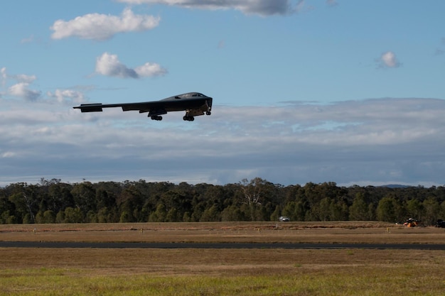 Um bombardeiro b-1b decola no céu.