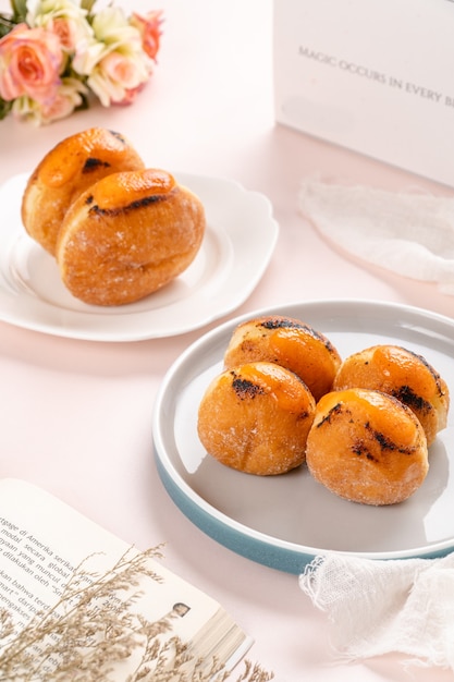 Um bombolone ou bomboloni é um donut recheado italiano e é comido como um lanche e sobremesa