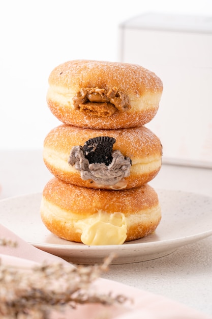 Um bombolone ou bomboloni é um donut recheado italiano e é comido como um lanche e sobremesa