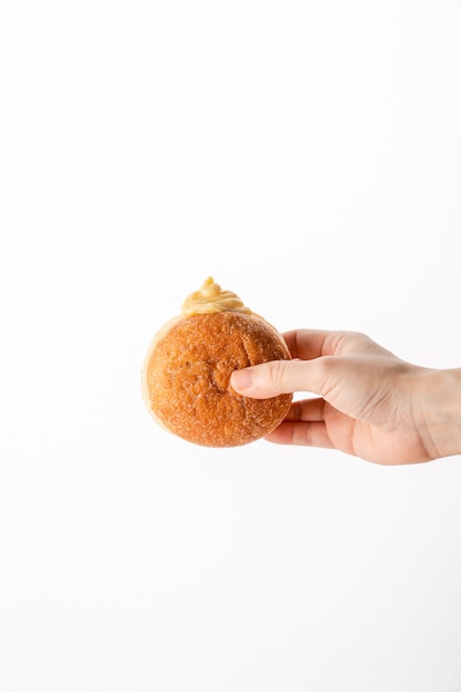 Um bombolone ou bomboloni é um donut recheado italiano e é comido como um lanche e sobremesa