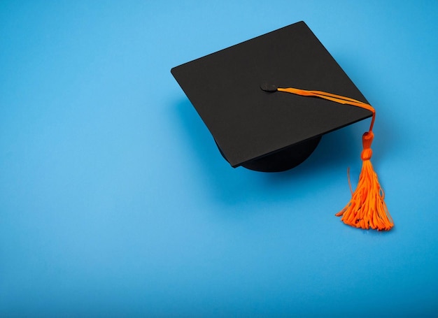 Um boné de formatura preto com uma borla que diz 'cap'on it