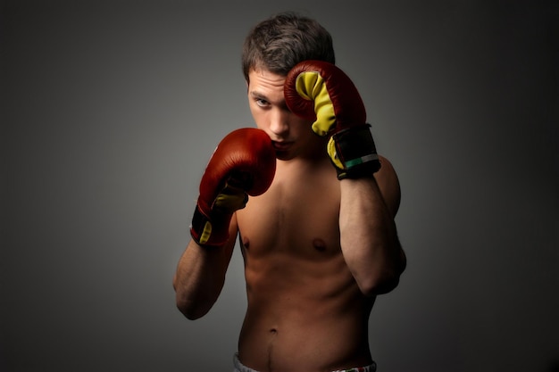 Foto um boxeador com luvas de boxe nas mãos