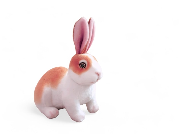 Um brinquedo de coelho branco e rosa com um nariz rosa e um nariz rosa isolado no branco