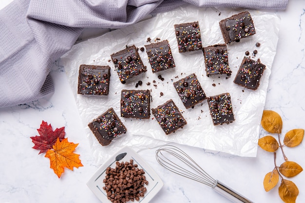 Um brownie de chocolate é um confeito de chocolate assado quadrado ou retangular