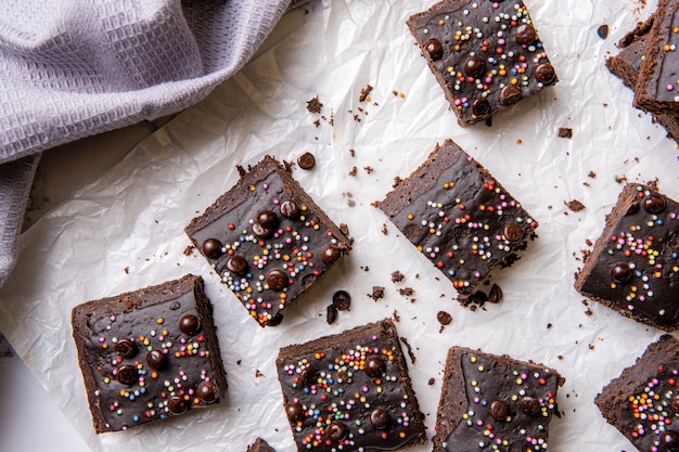 Um brownie de chocolate é um confeito de chocolate assado quadrado ou retangular