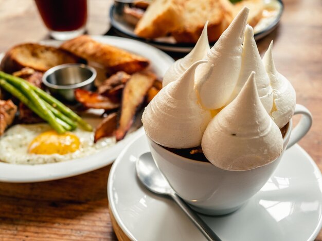 Foto um brunch delicioso e saudável.