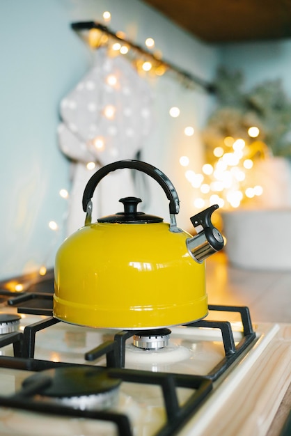 Um bule amarelo está sobre o fogão na cozinha